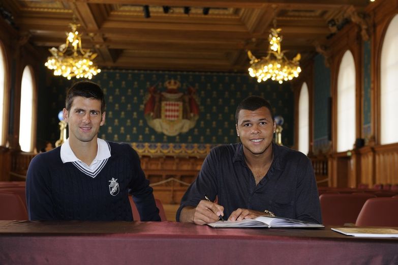 Jo-Wilfried Tsonga et Novak Djokovic et le livre d...