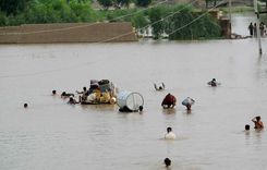 Il governo invia aiuti al Pakistan.