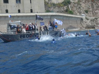 P.Frolla riemerge con la bandiera a scacchi.jpg