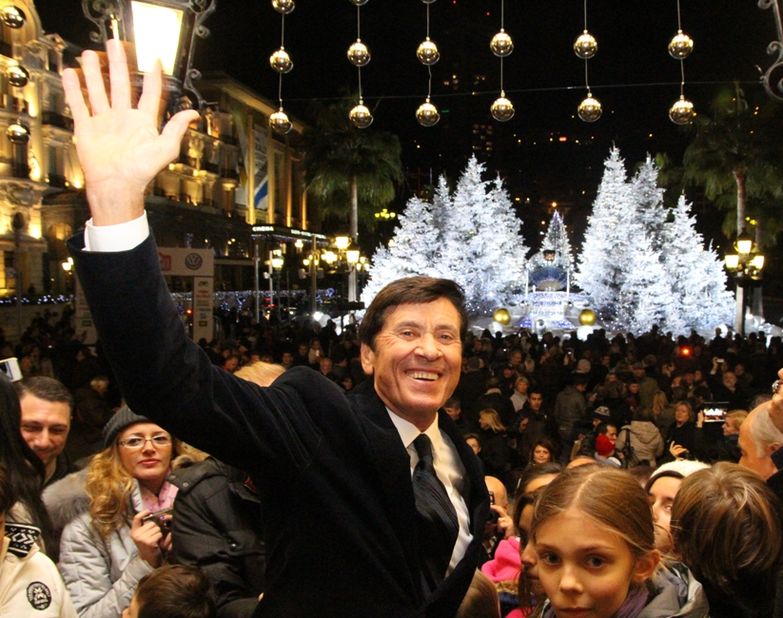 Gianni Morandi accende la Piazza del Casinò