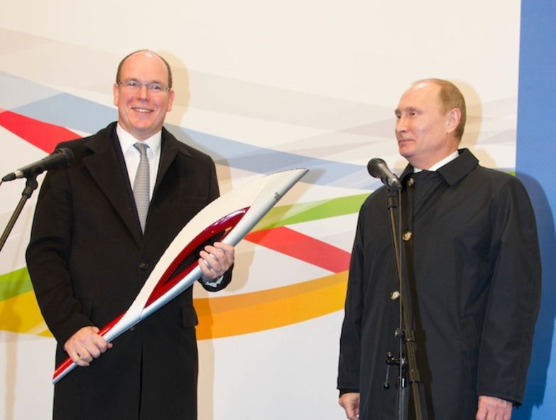 Putin dona la fiaccola Olimpica al Principe